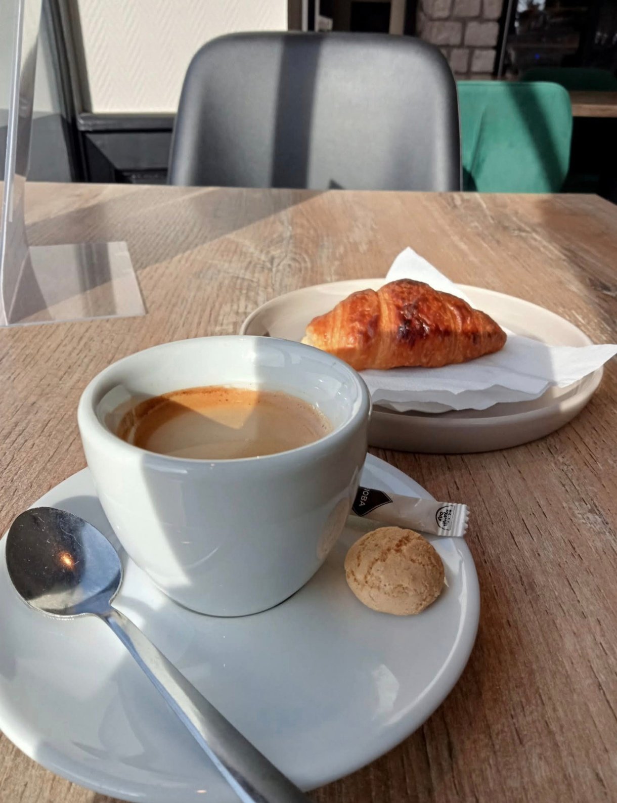 Espresso et croissant servis en salle à La Félicita