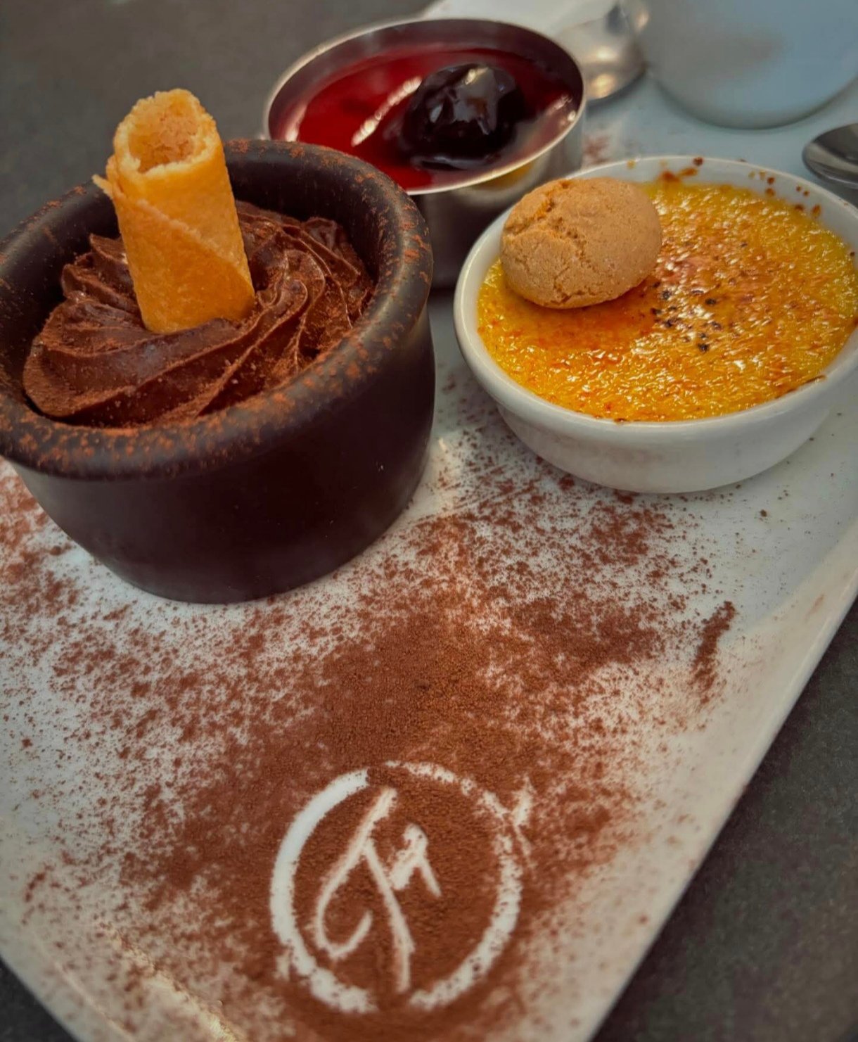 Trio de desserts maison, signé d'un F au cacao