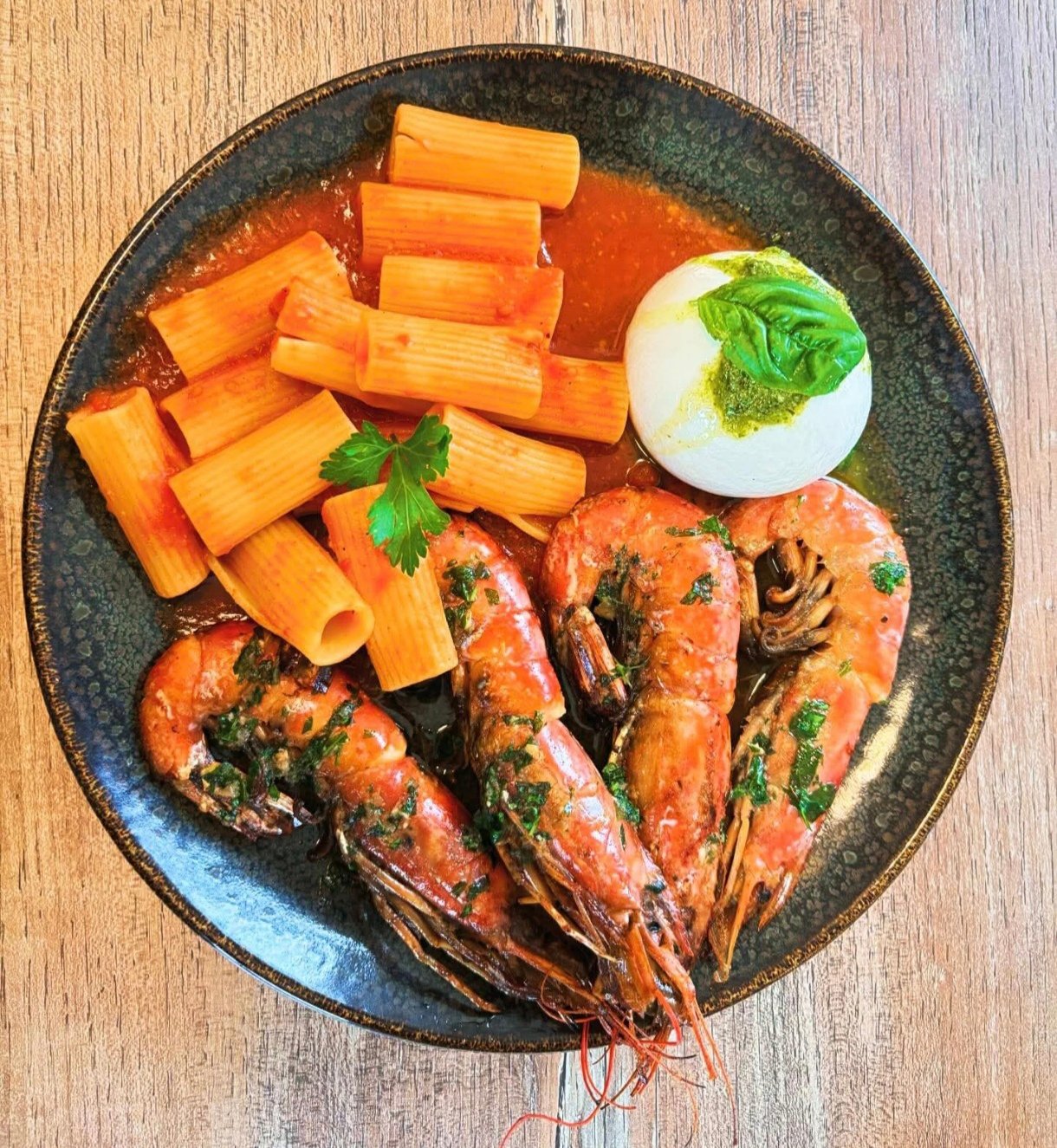 Rigatoni aux gambas entières, burrata au pesto