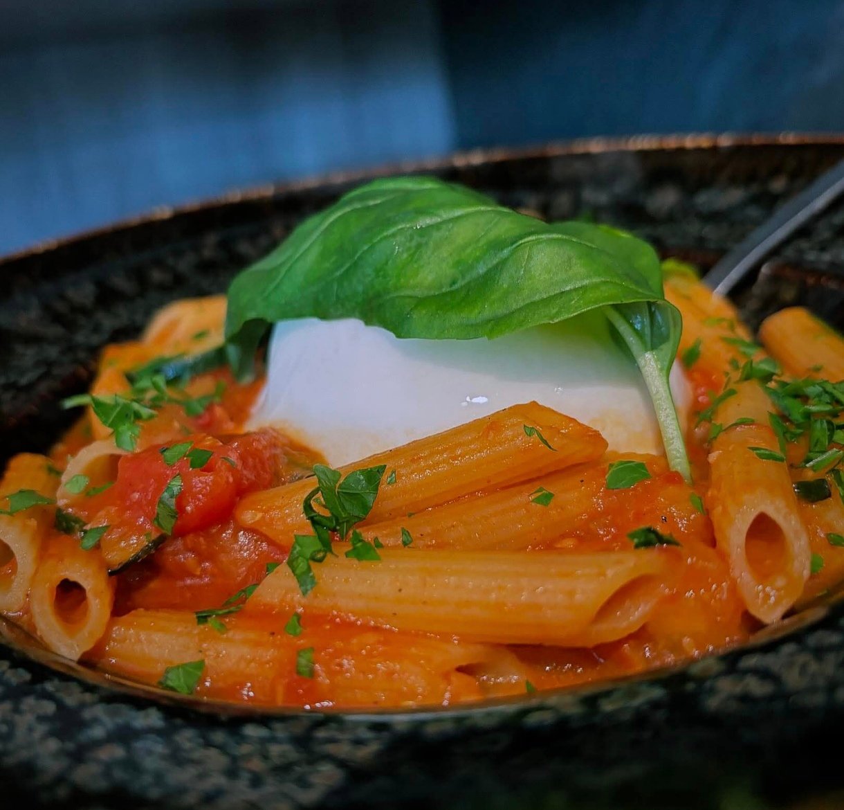 Penne à la burrata crémeuse et basilic frais